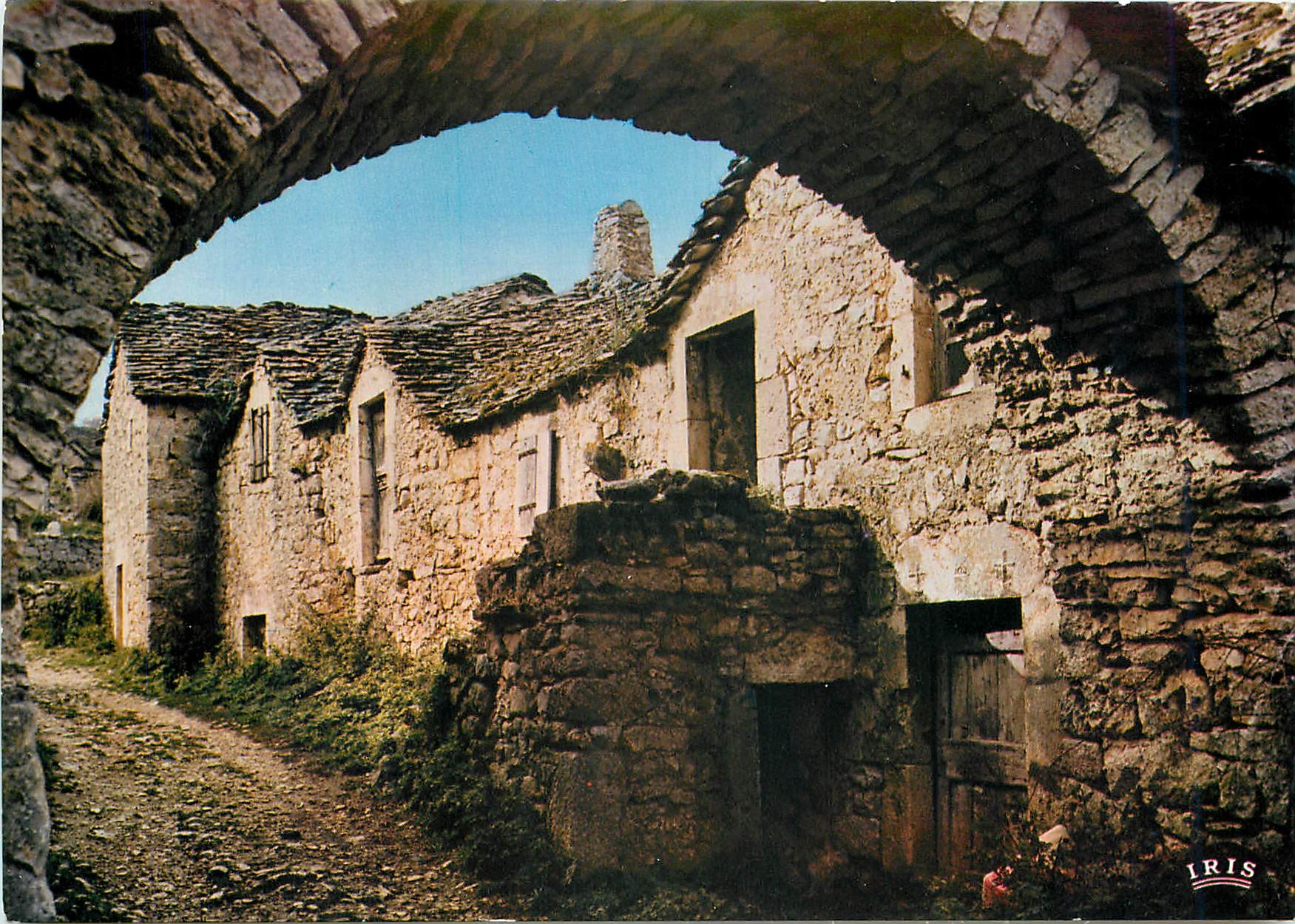 CPM La Lozere touristique Un village du Causse Mejean