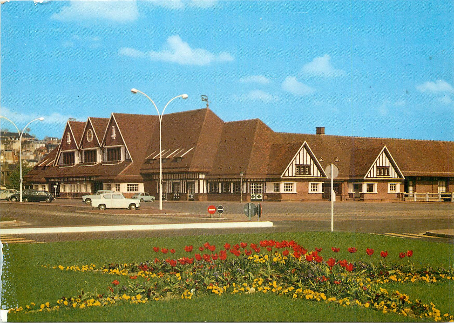 Deauville-Trouville — La gare (style normand) — CPAPHIL n°2717