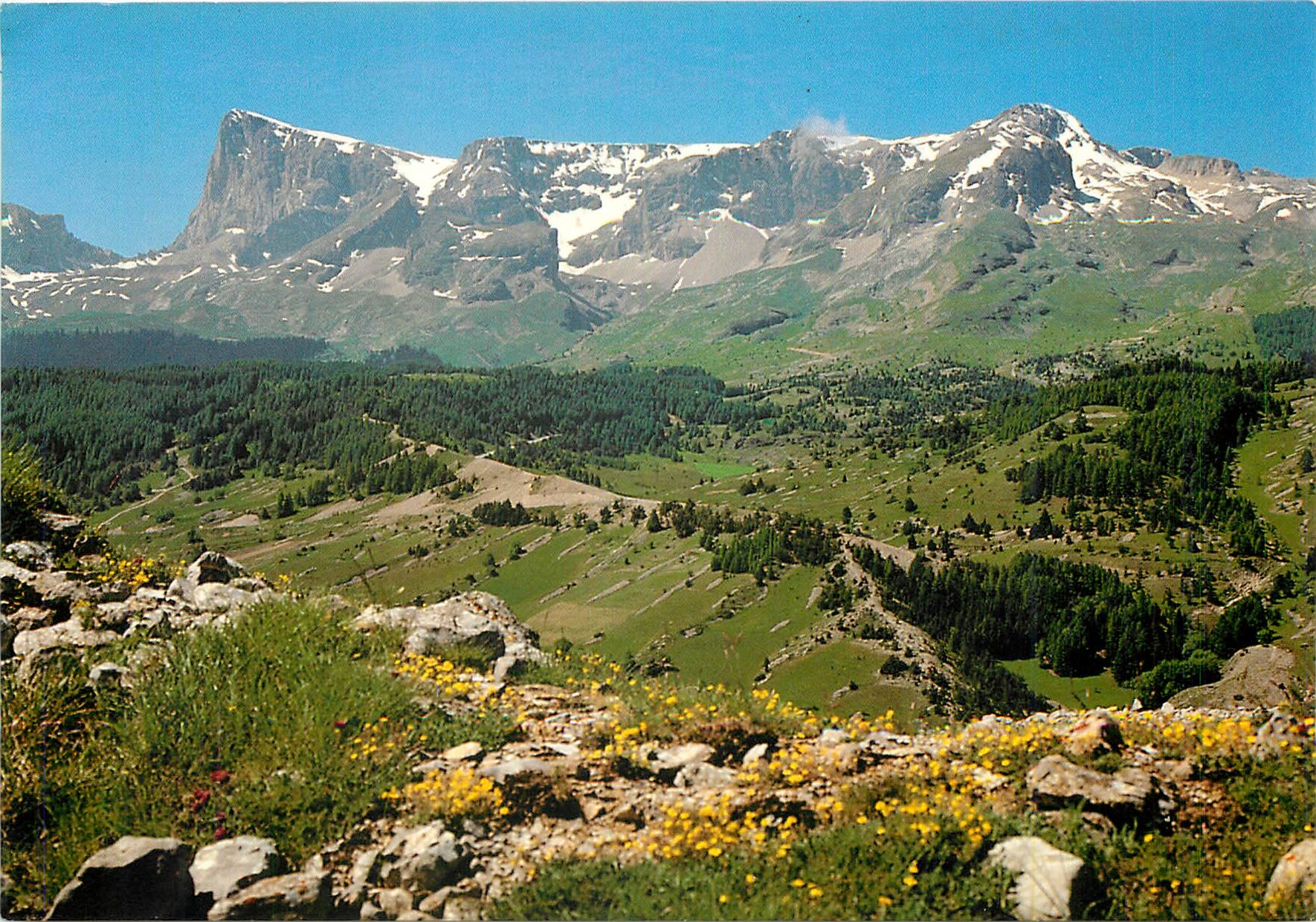 Le Pic de Bure au printemps (Alt. 2712 m) — Les Hautes-Alpes — Éditions des Alpes - 05000 Interdite