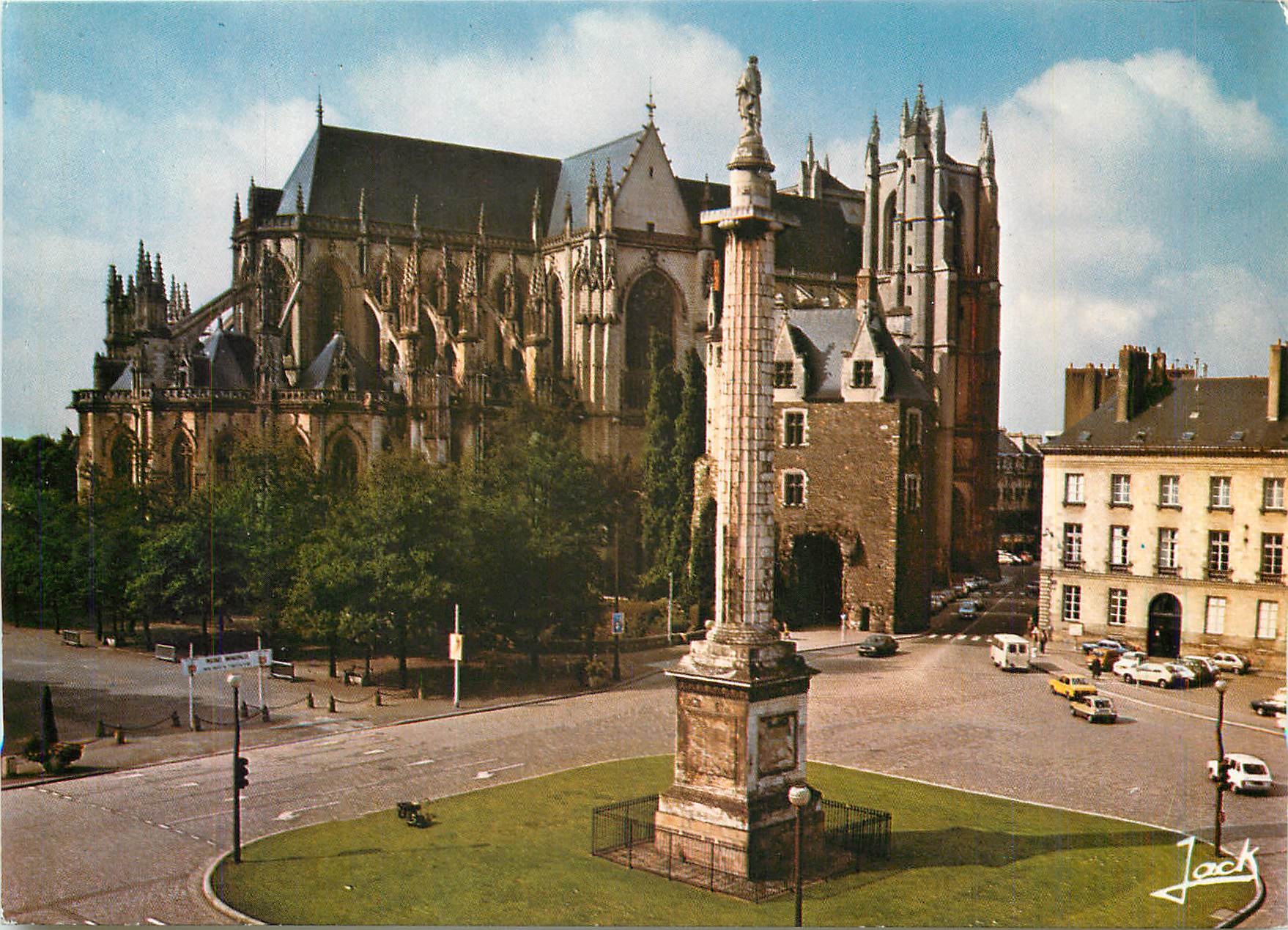 CPM Nantes (Loire Atalntique) La Cathedrale St Pierre et la colonne Louis XVI