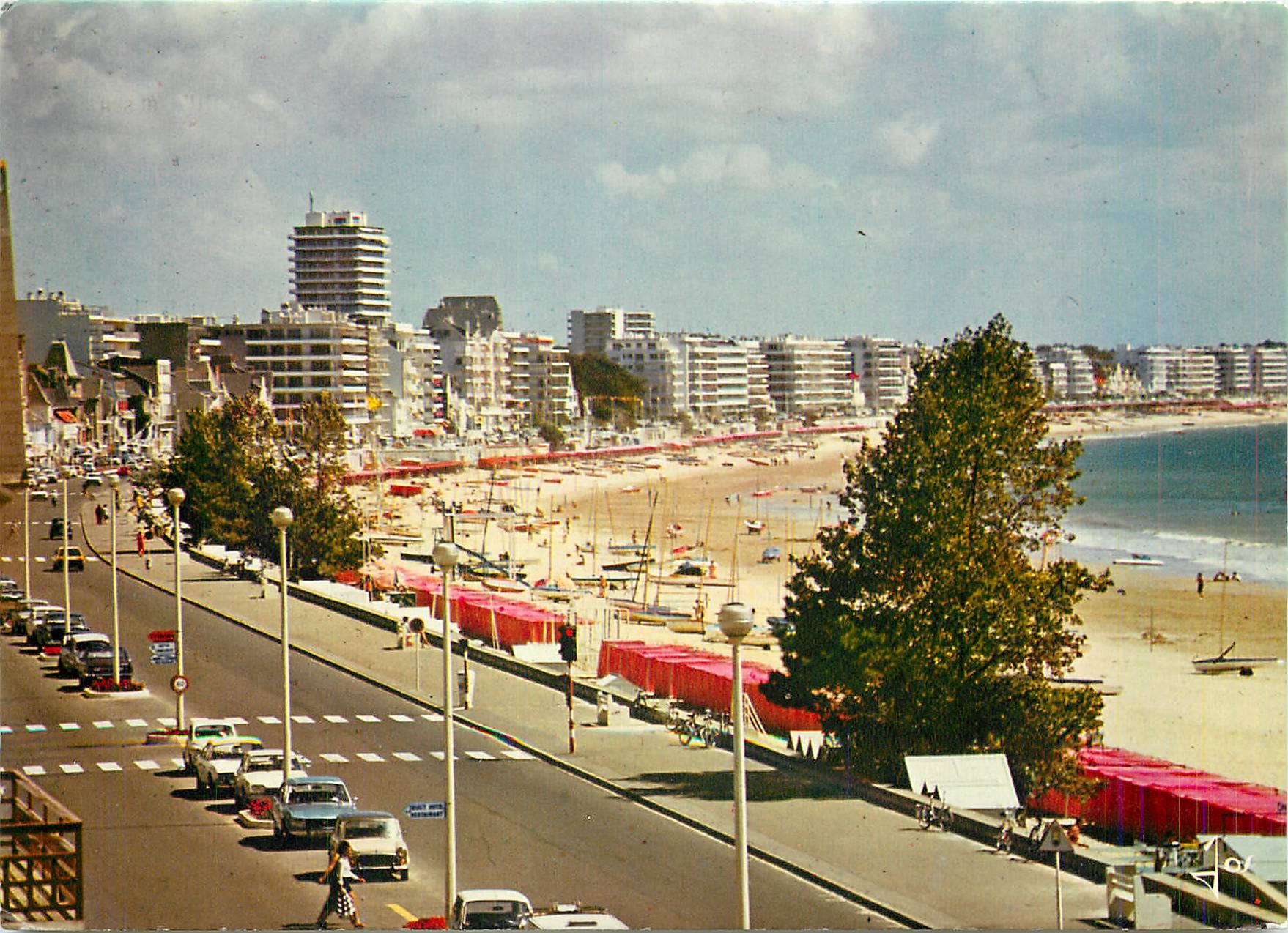 CPM La Bretagne en couleus la baule La grande plage et le boulevard de Mer