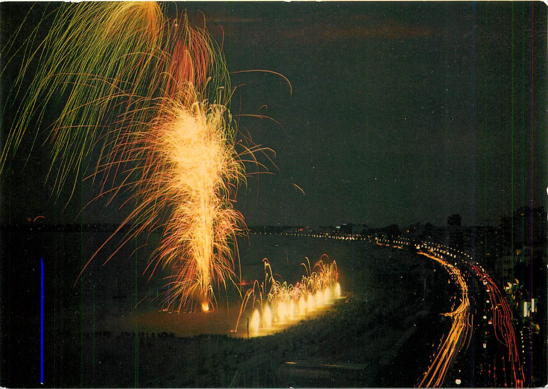 CPM La Bretagne Touristique la Baule feu d'artifice sur le Remblai