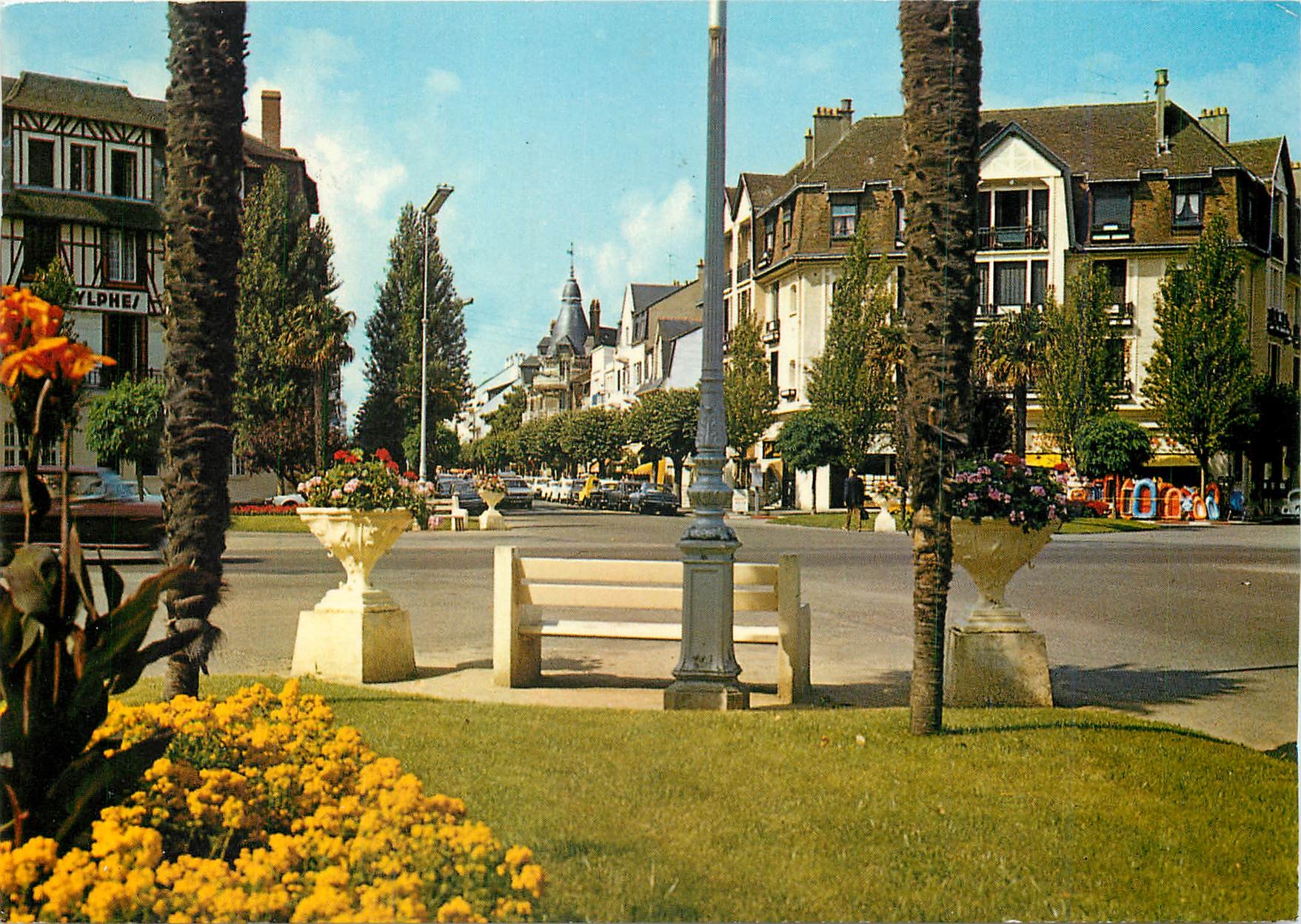CPM La Baule (Loire Atl) Les Pins (L  Atl) La Plus belle plage d'Europe la Place des Palmiers