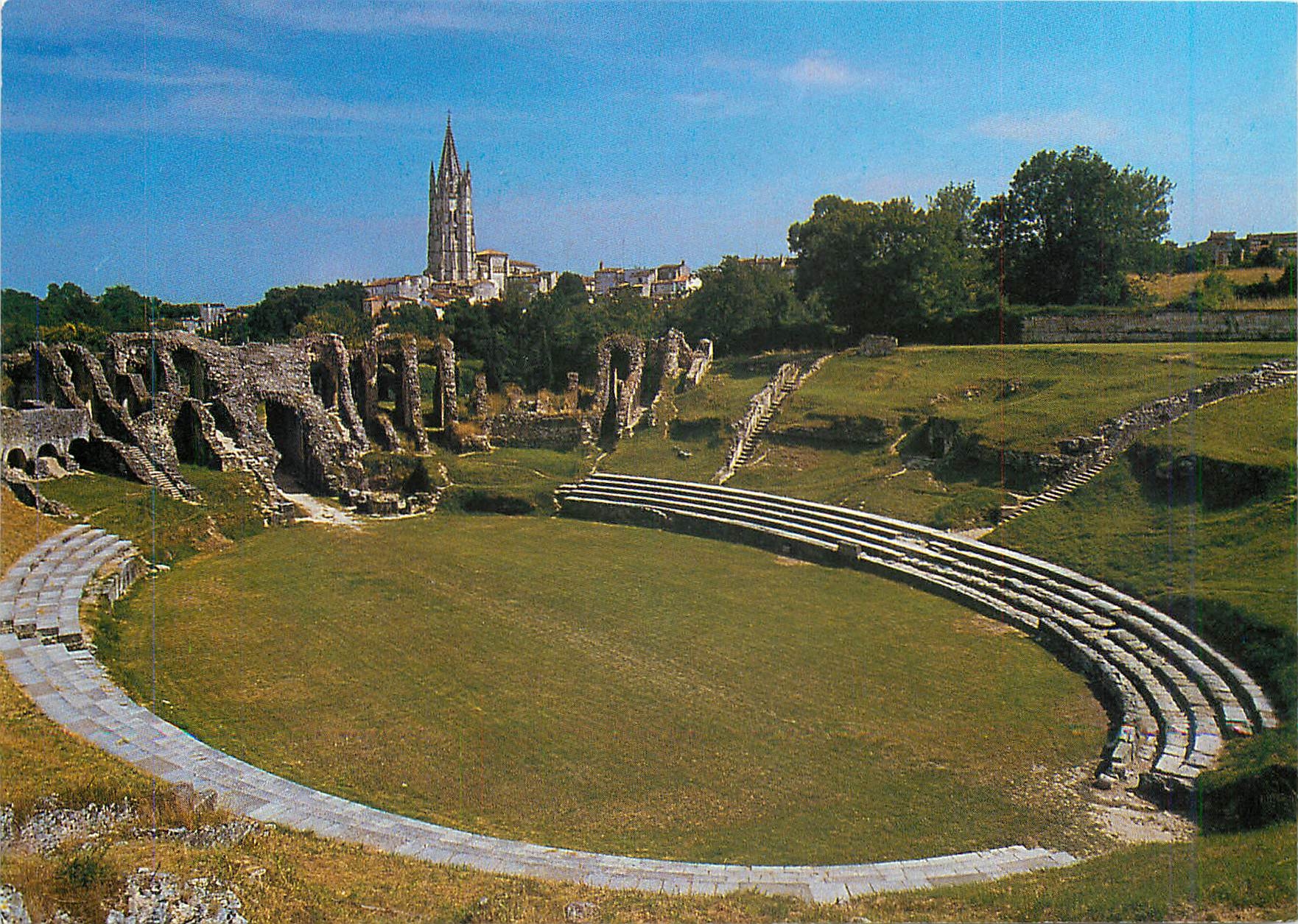 CPM Images De France charente Mme Saintes les arenes romanes avec au fond l'eglise St Europe
