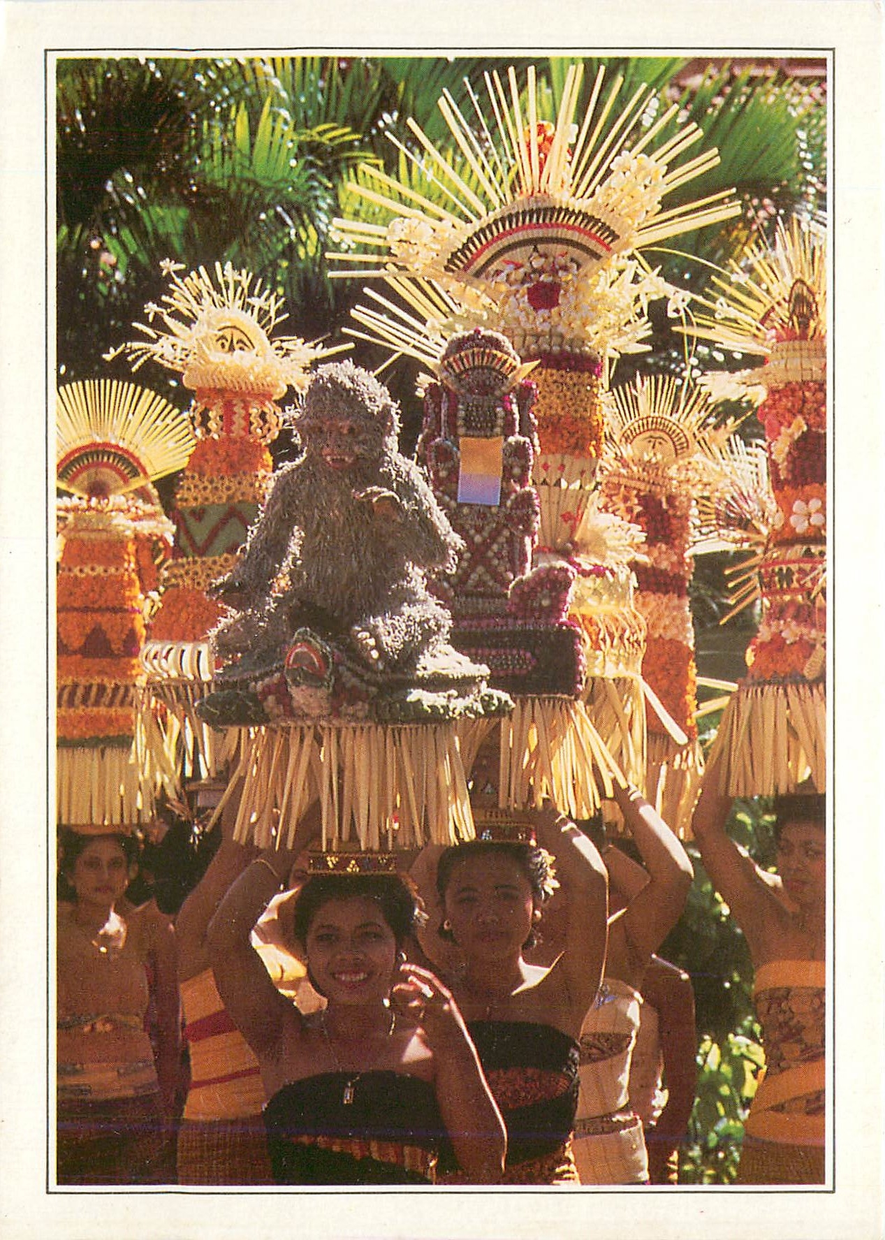 CPM Bali Femmes portant des Offandes