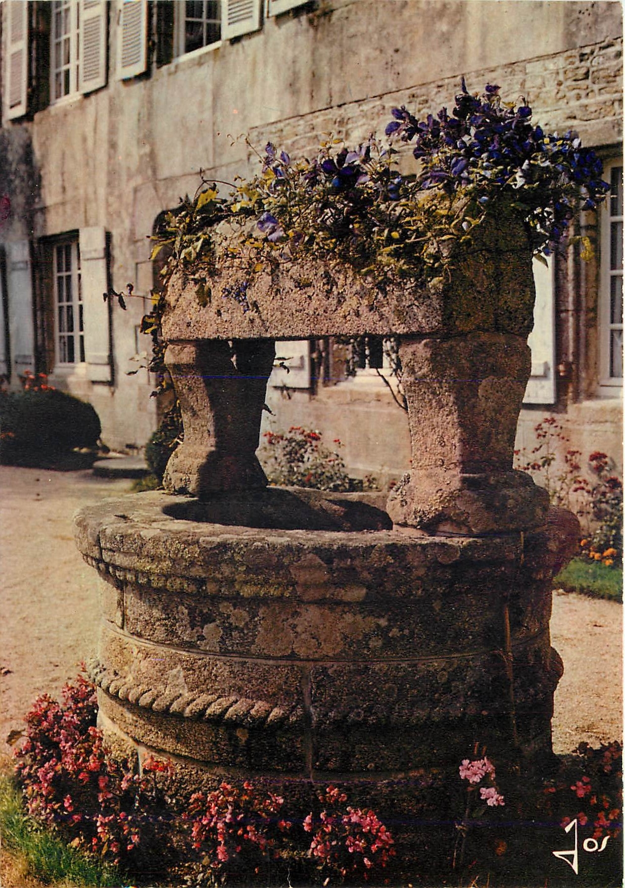 CPM La Bretagne en coulerus Fleurs de Bretagne Puits Fleuri au manoir de Stang