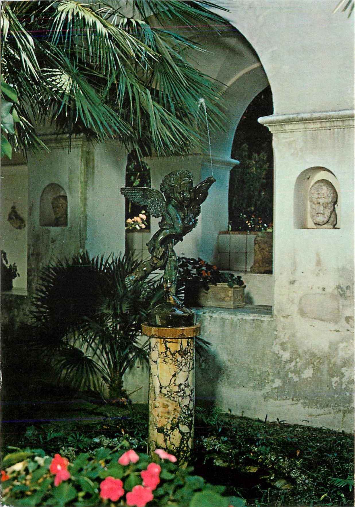 CPM Villa San Michele Fontaine avec petit enfant et dauphin