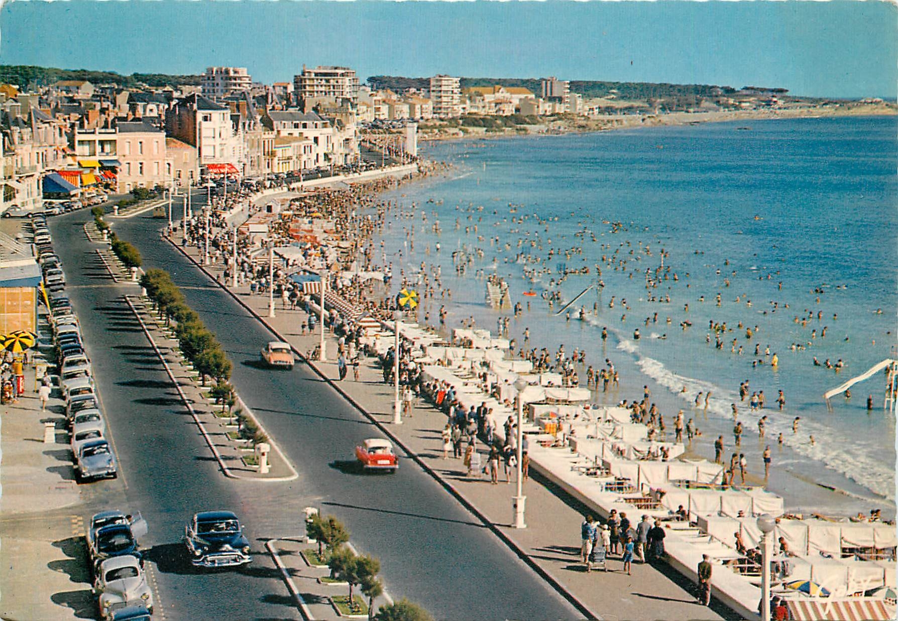 CPM Les Sables d'Olonne (Vendee) La plage et le Remblai pris de l'Hotel Beau Rivage