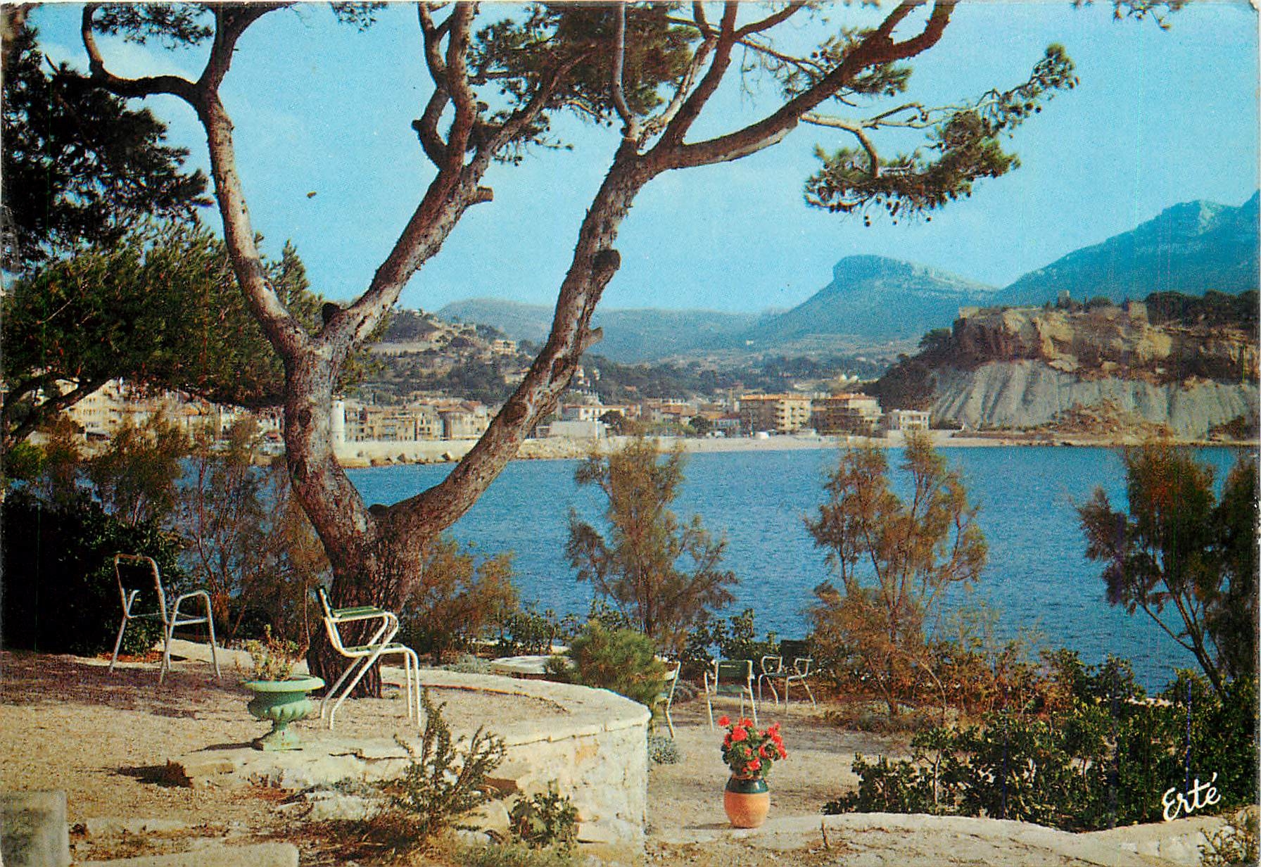 Cassis, sa baie et son port à l'entrée d'un pittoresque vallon — Éditeur : Éditions Arts Graphiques, Toulon