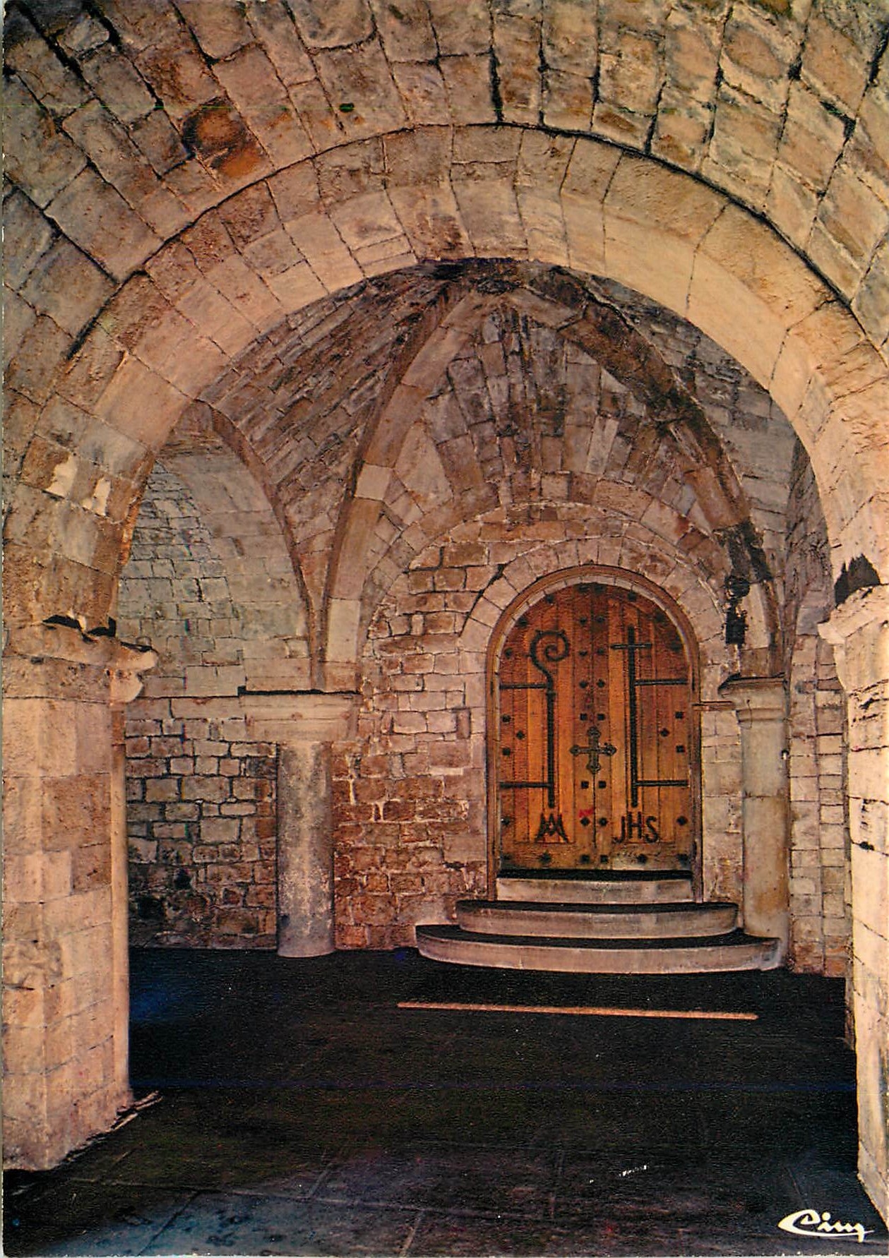 Abbaye de Saint-Honorat — Cloître du IXe siècle. Entrée de l'église — Cing