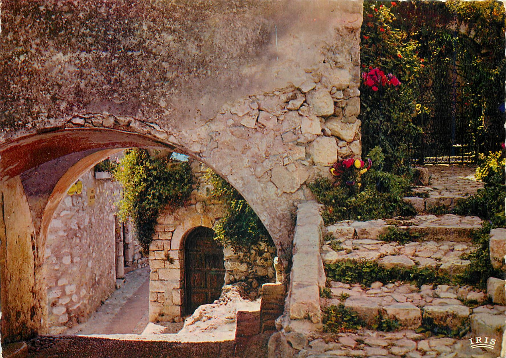 CPM Reflets de la Cote d'Azur Tout le charme et pittoresque des vieilles rues d'un village provencal