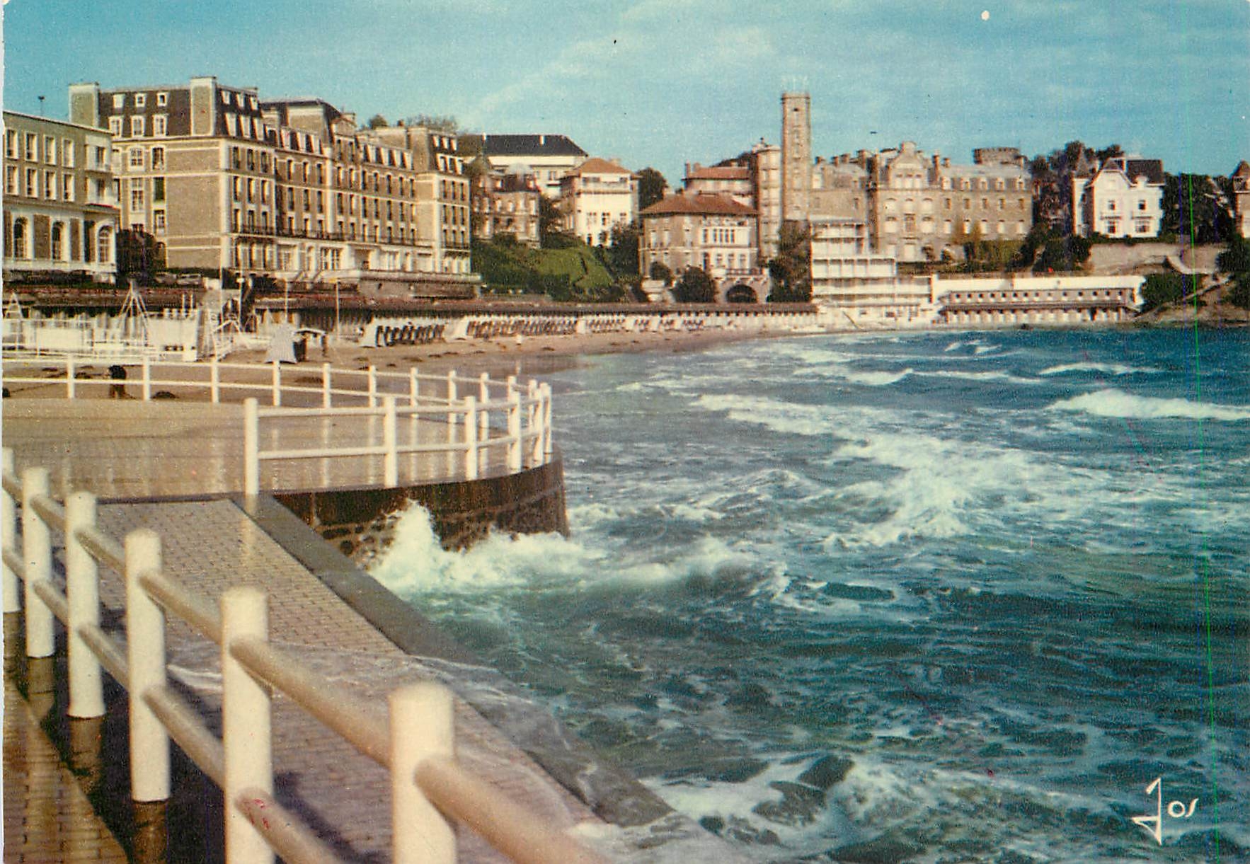 CPM La Bretagne en coulerus Dinard (I et V) Maree haute sur la plage