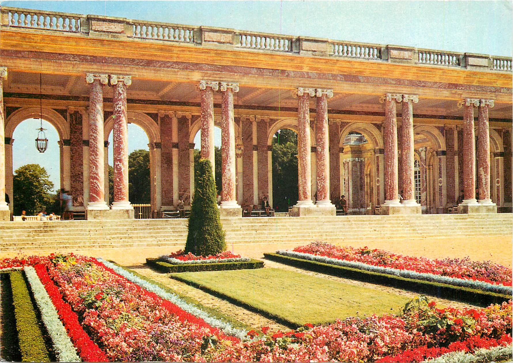 CPM Versailles le Grand Trianon Le Peristyle vu des jardins colonnes en marbre rouge du languedoc