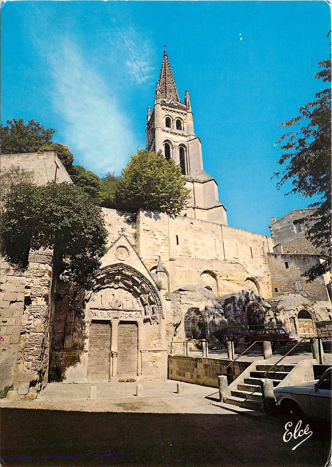 CPM Saint Emilion La Place du Marche Le portail ogival de l'eglise souterraine et son clocher avec s