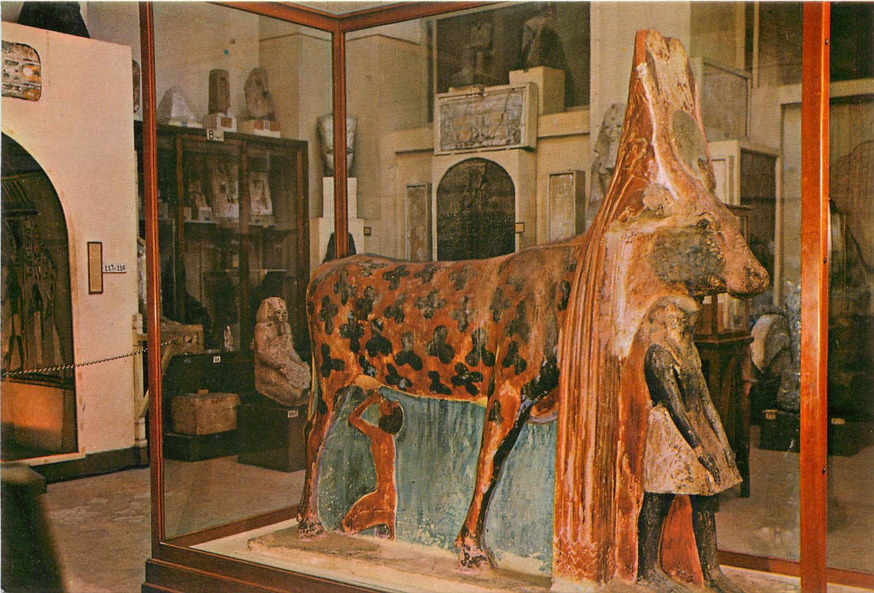 CPM La Musee Egyptien Cairo Vache Hathor avec statue d'Amenophis II XVIIIe dynastie 1580 av J C