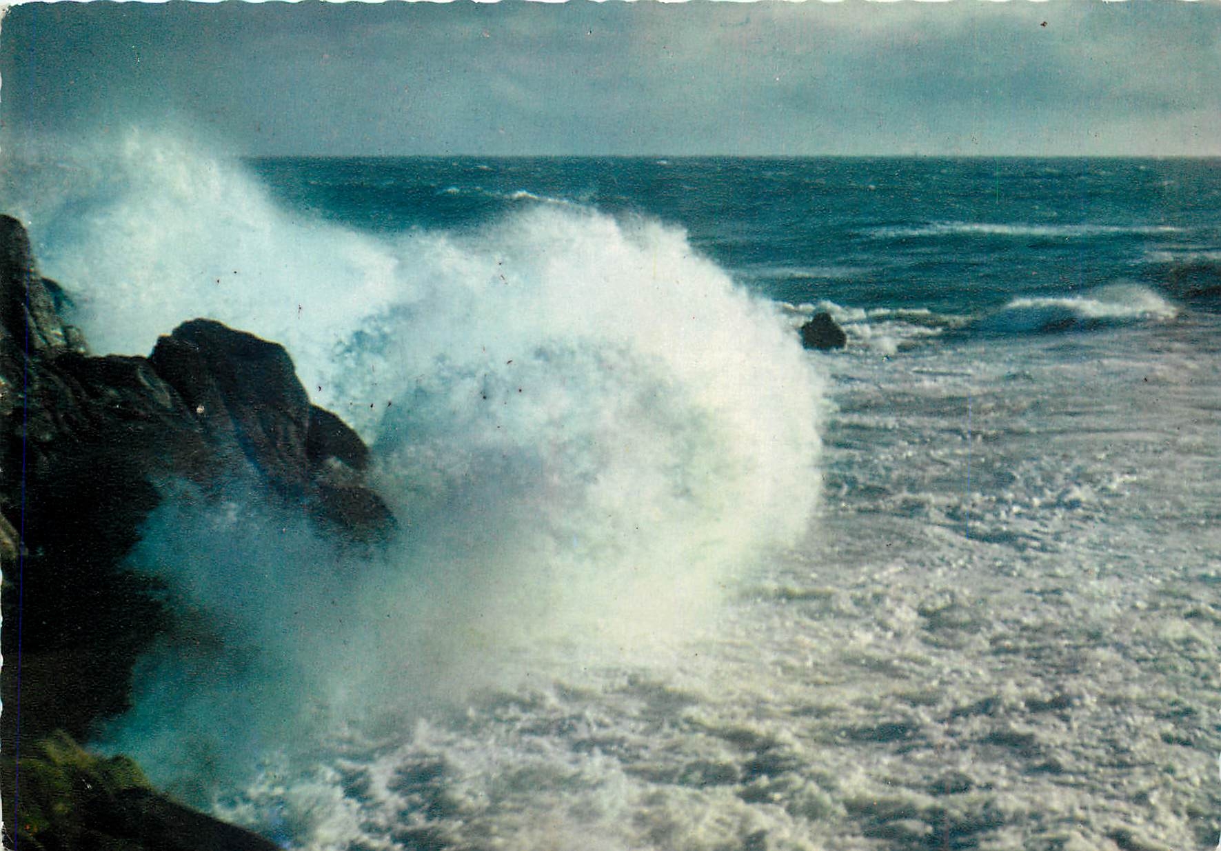 CPM Vague deferlant sur la Cote Bretonne 