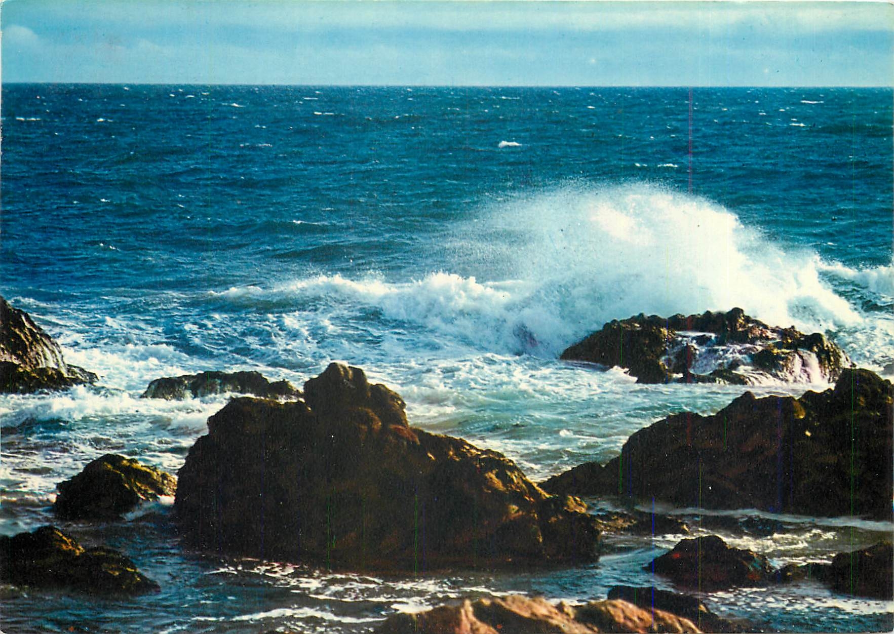 CPM La Cote d'Amour La mer ecume et joue a travers les rochers 