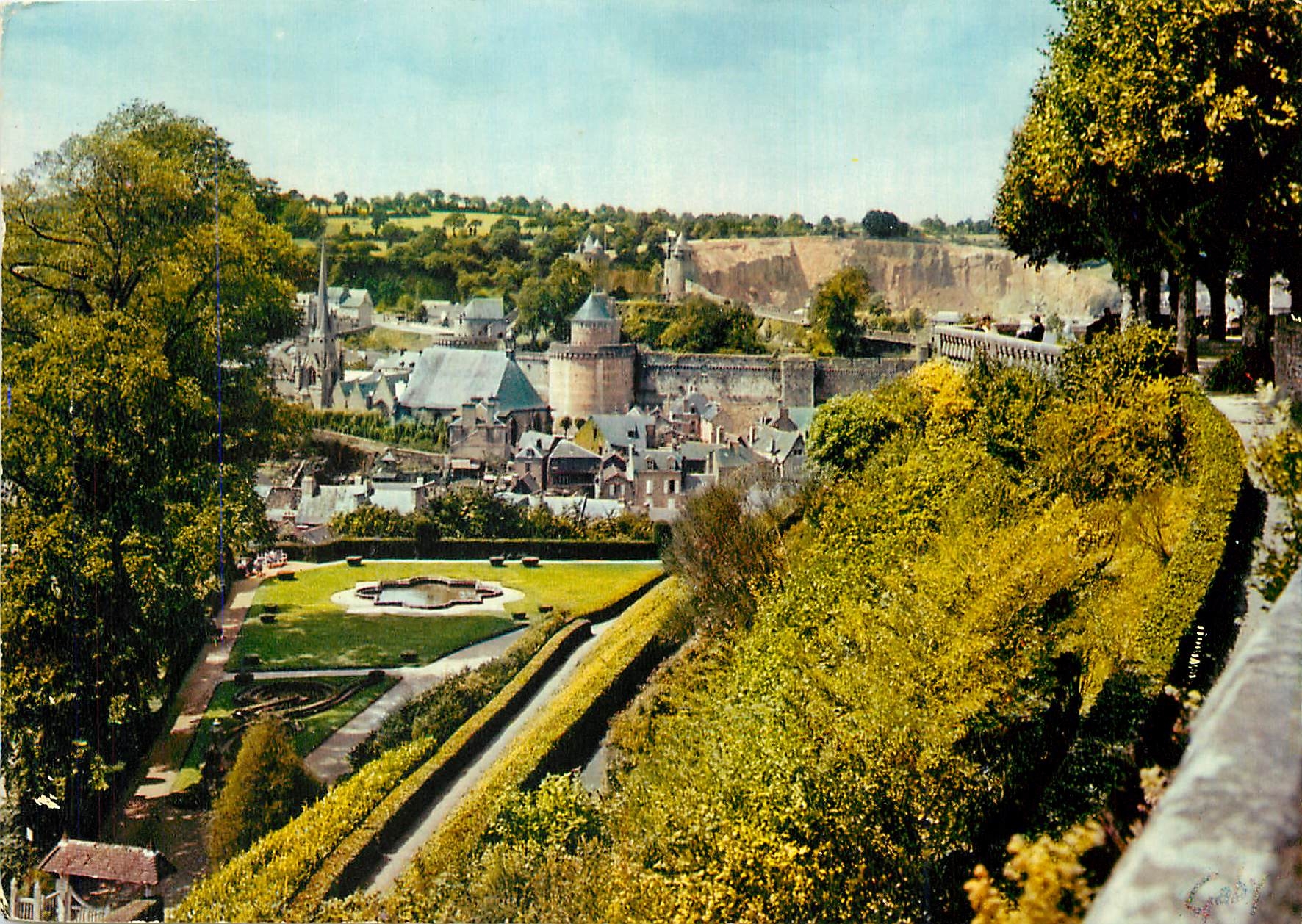 CPM Fougeres Ille et Vilaine Vue generale prise du Jardin public 