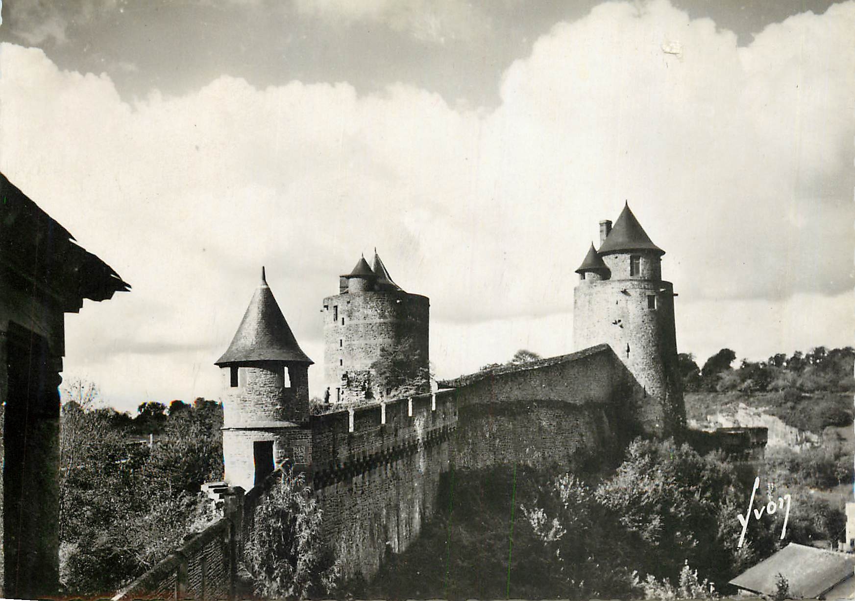 Fougères (Ille-et-Vilaine) — Le Château - Tours du Guet, de Mélusine et du Gobelin (XIIe et XIIIe s.) — Éditions d'Art 'YVON' n° 632