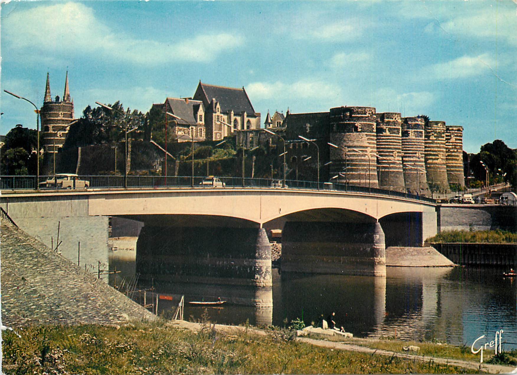 CPM Angers Maine et Loire Le chateau dominant la Maine Lavandiere