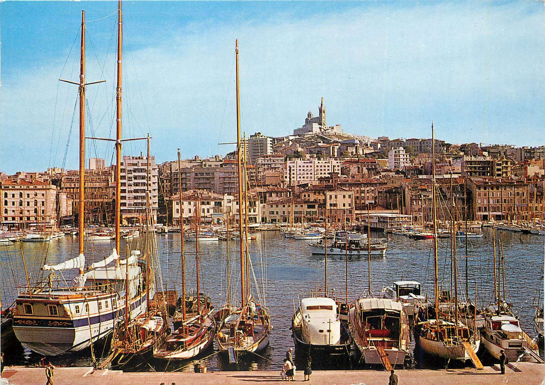 CPM Le Carrefour du Monde Marseille Un coin du Port Dans le fond Notre Dame de la Garde 