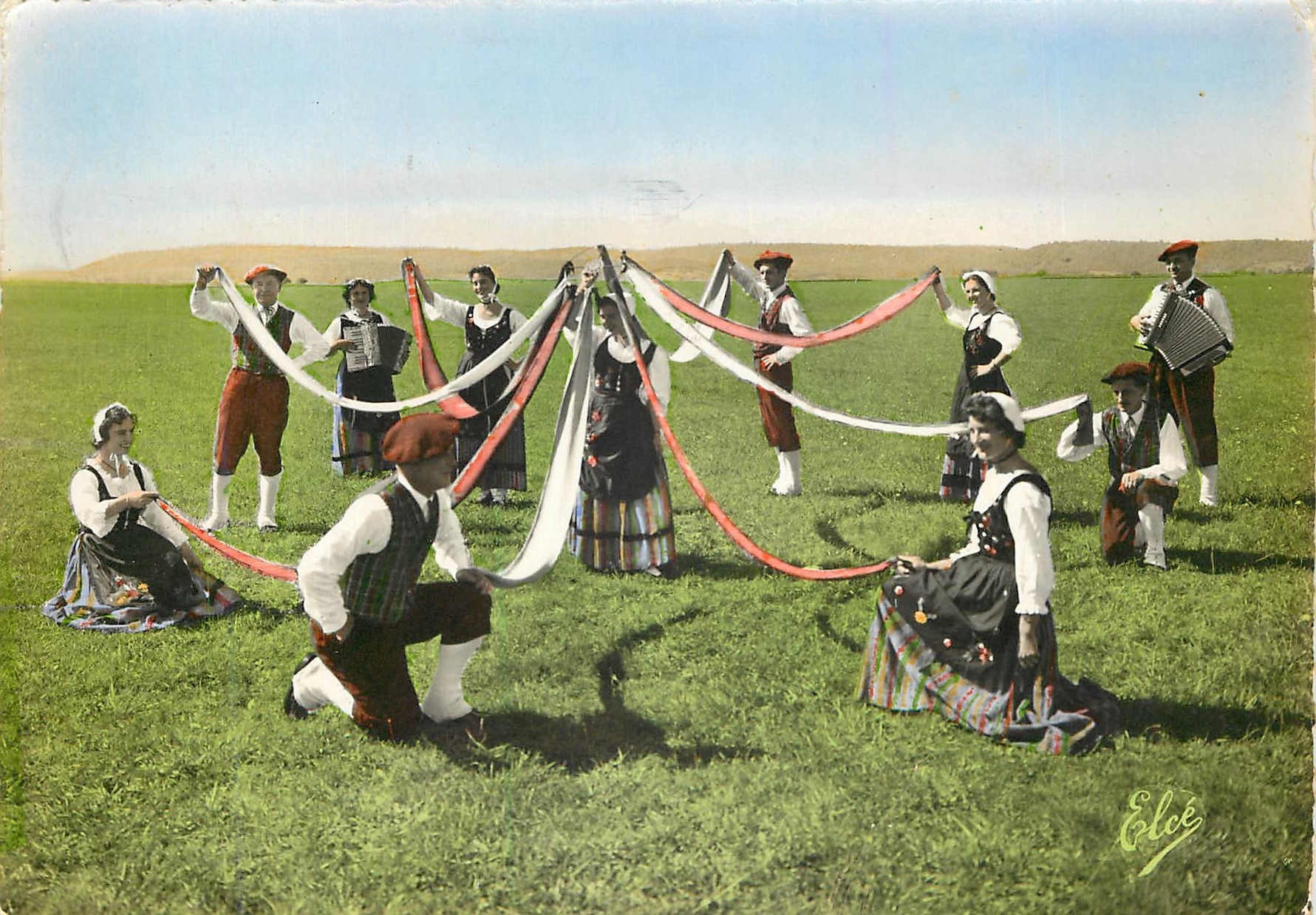 CPM Danses Folkloriques des Pyrenees Les Troubadours Montagnards LA danse des ceintures
