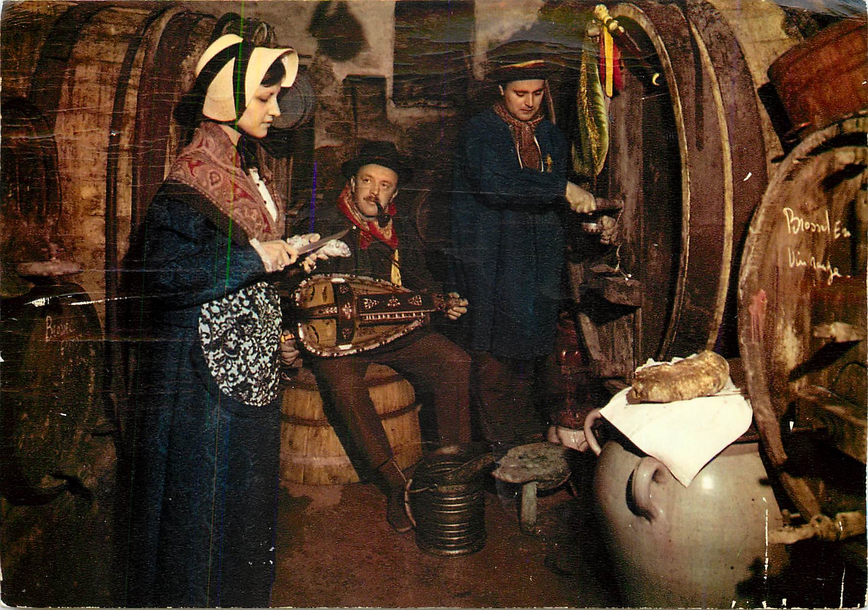 CPM L'Auvergne pittoresque et le folklore Issoirien 