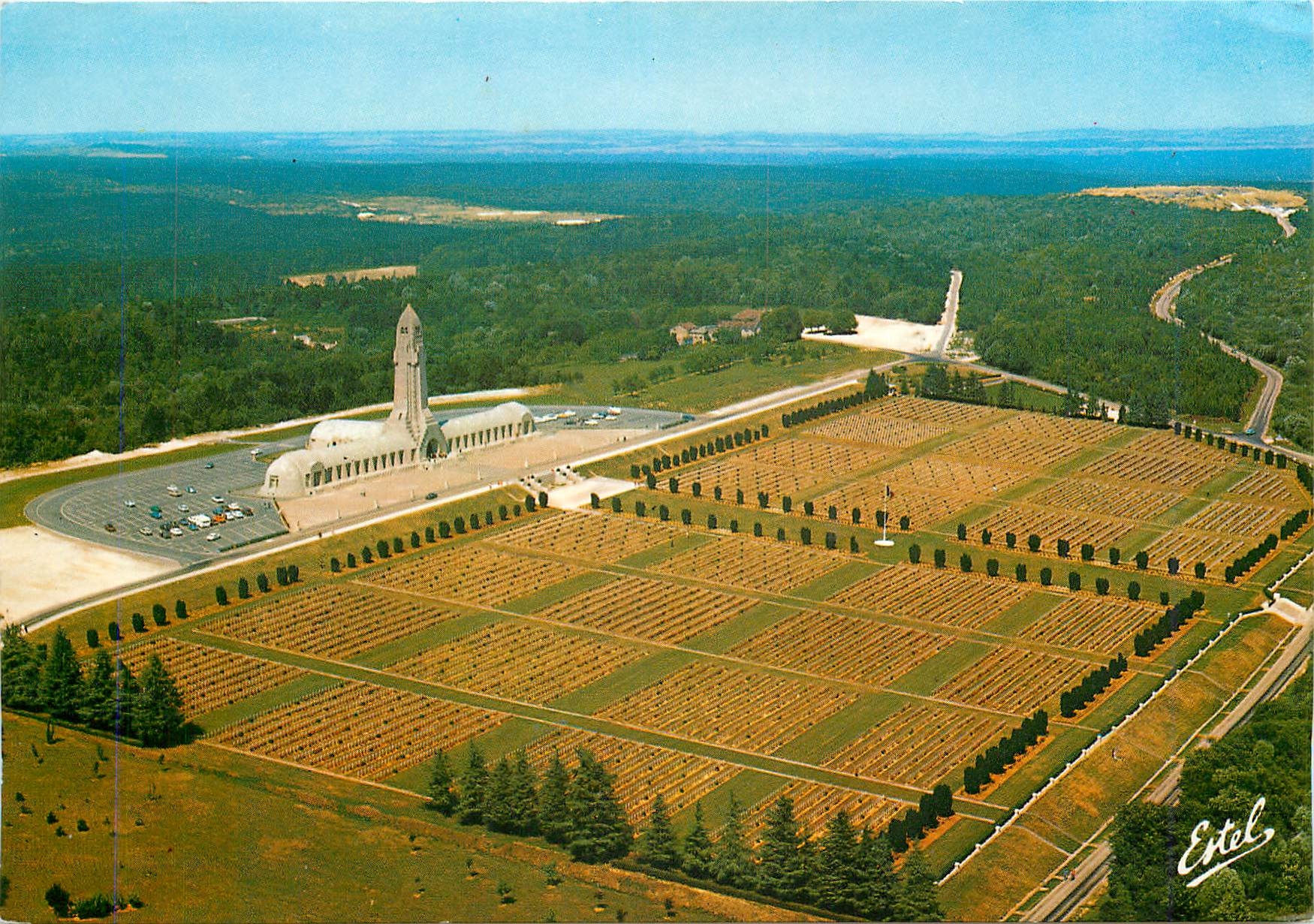 CPM Verdun et ses Champs de Bataille Meuse Vue aerienne de l'Ossuaire de Douaumont 