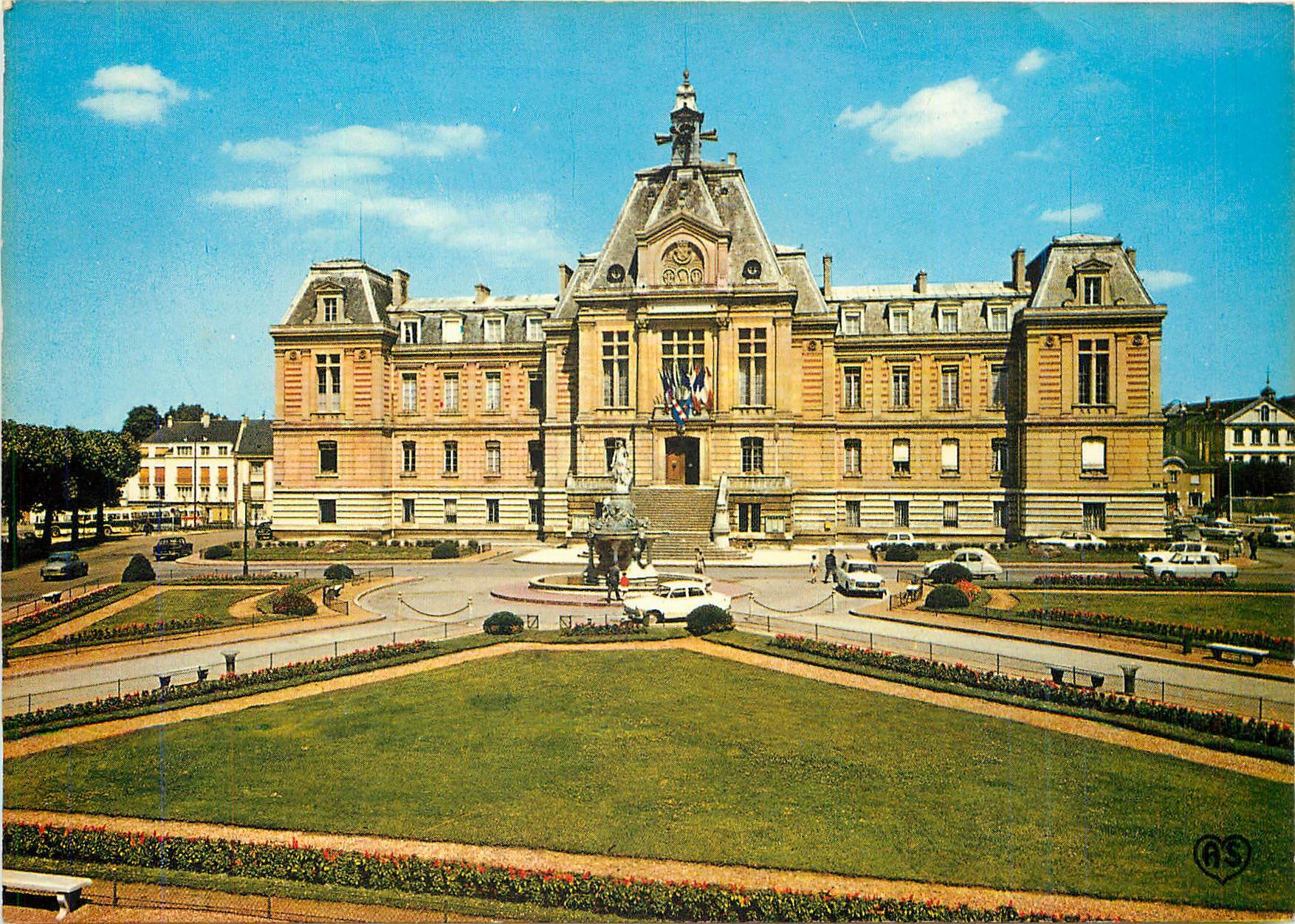 L'Hôtel de Ville d'Évreux — Place du Général de Gaulle — Éditeur Artaud Frères