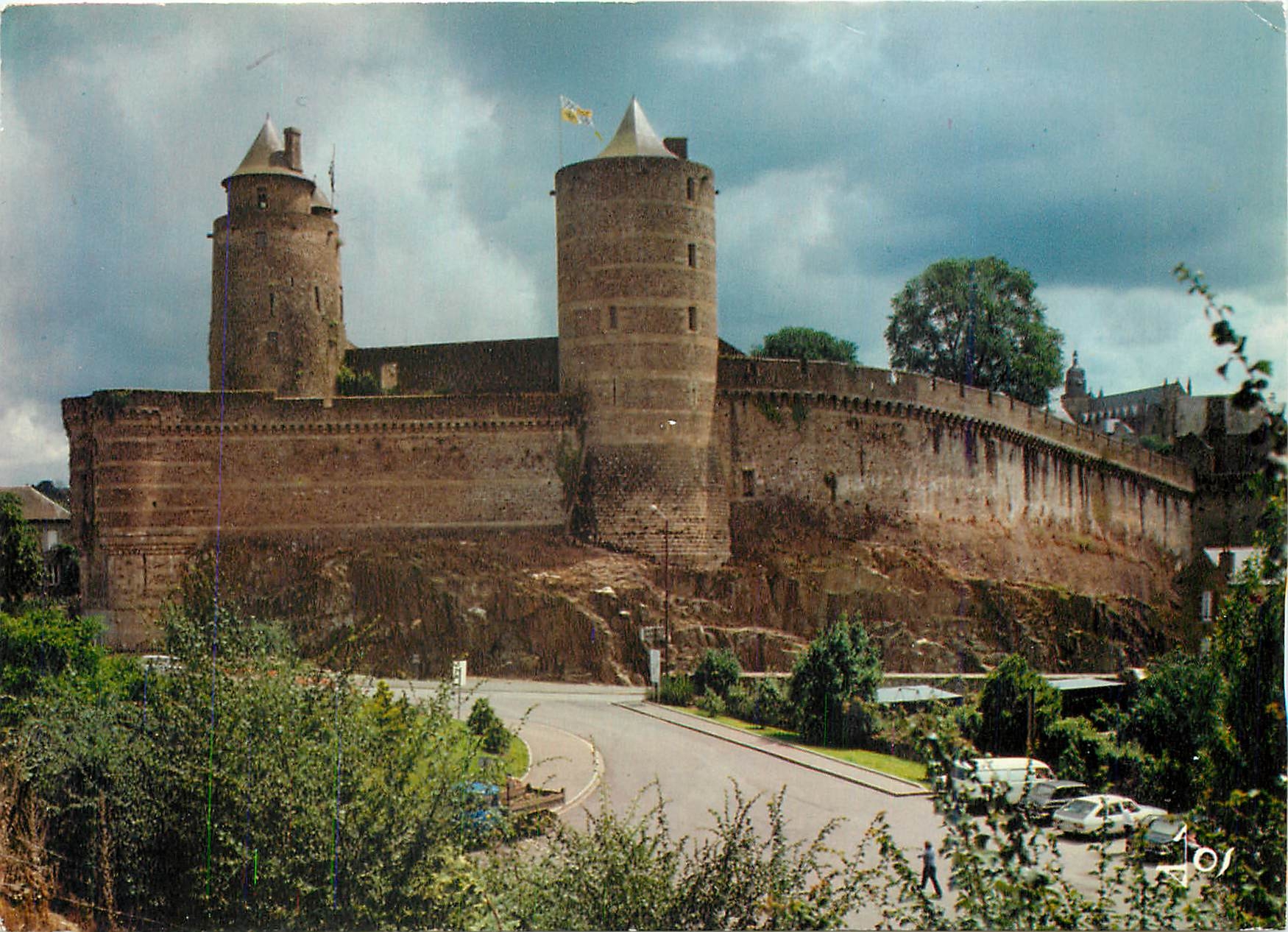 Fougères — Le château : l'ancienne poterne et la tour Mélu sine — Éditions d'Art Jos le Doane