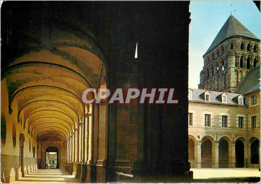 Redon (Ille-et-Vilaine) — Le cloître du collège Saint-Sauveur et le clocher roman de l'église (XIIe s.) — Les Éditions du Gabier