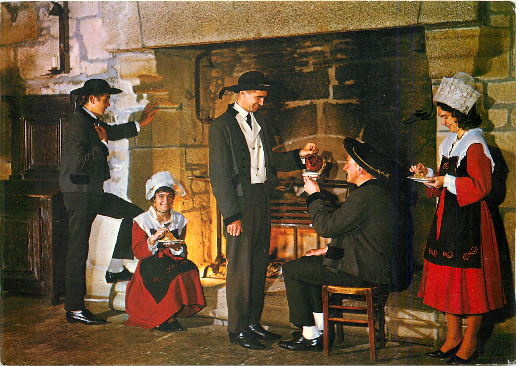 CPM La Bretagne Cercle Art et Folklore Fougeres 