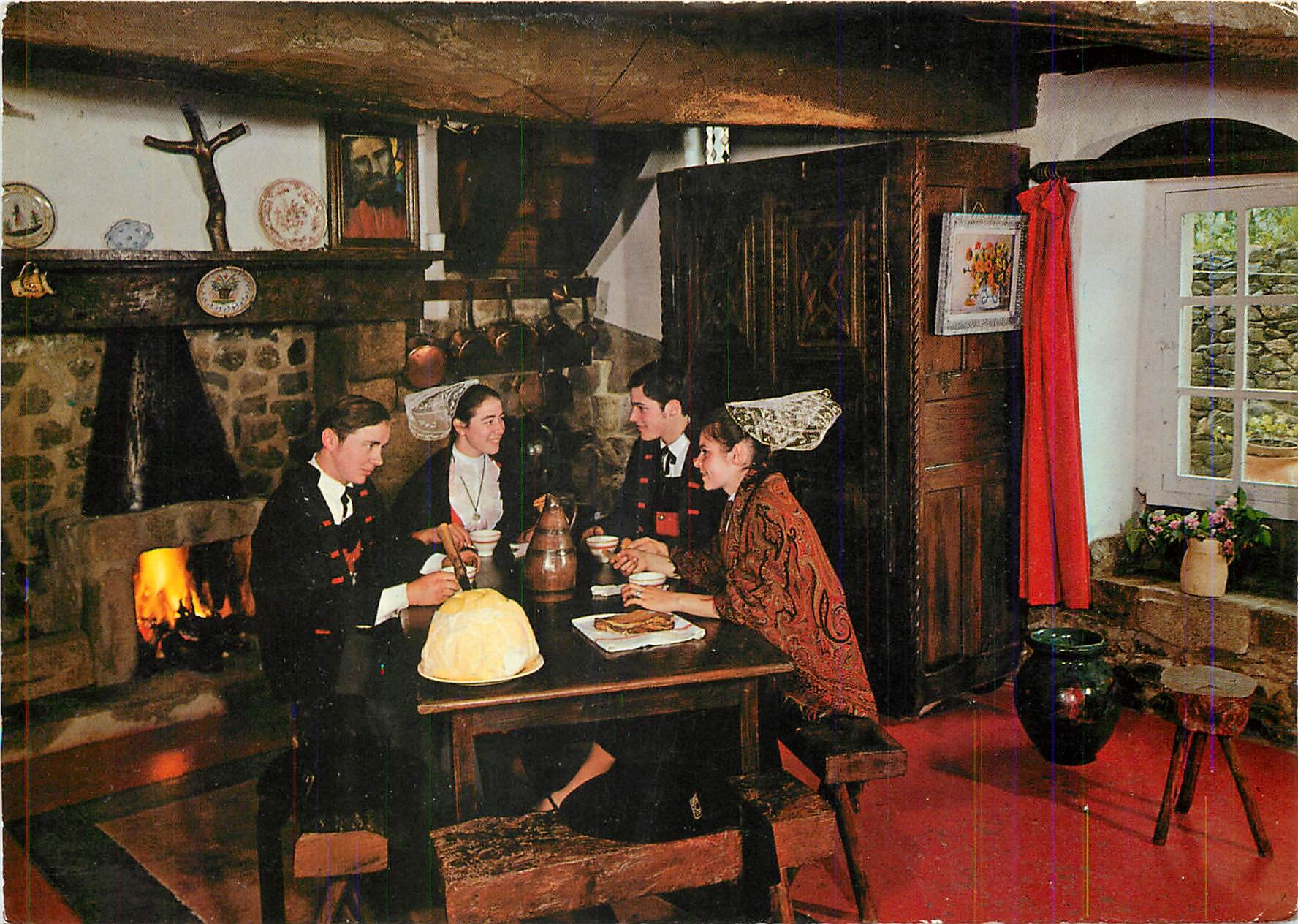 CPM Le Folklore en Bretagne Aupres de l'Atre dans un interieur breton 