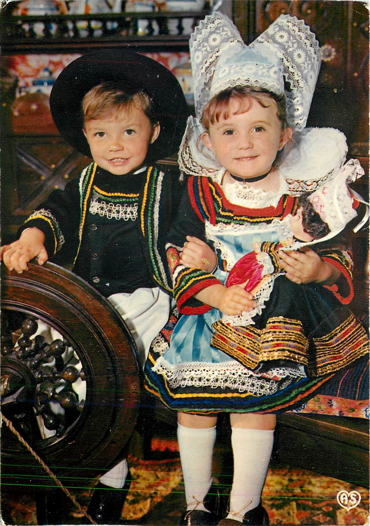 CPM La Bretagne Folklorique Jeunes enfants en costume de Pont Aven Poupee