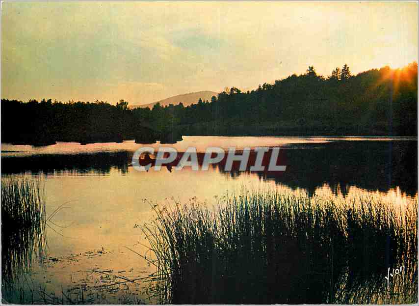 CPM En Auvergne Coucher de soleil sur le lac de la Cassiere pres d'Aydat Puy de Dome 