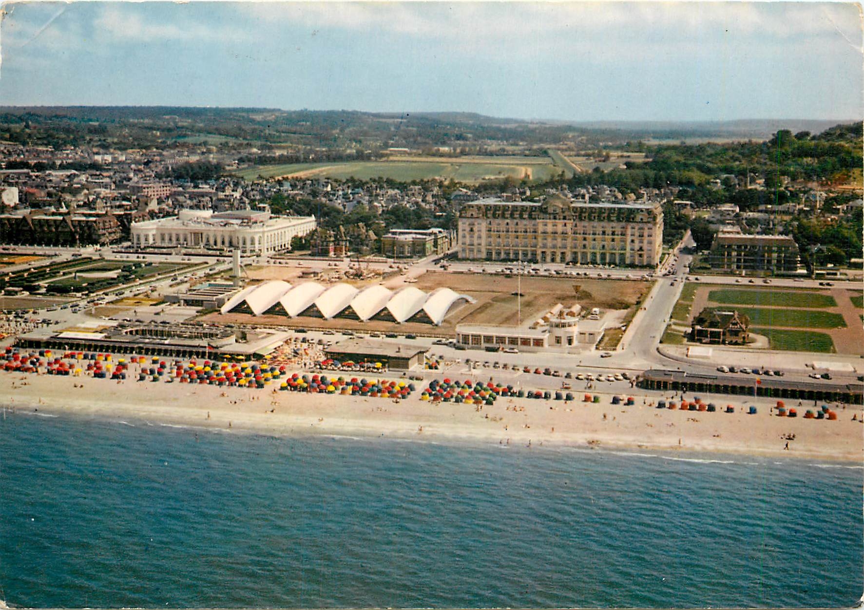 Deauville (Calvados) — Vue générale, plage, casino, Le Royal Hôtel et piscine — Couleurs Naturelles, éditeur Artaud Frères, N°22