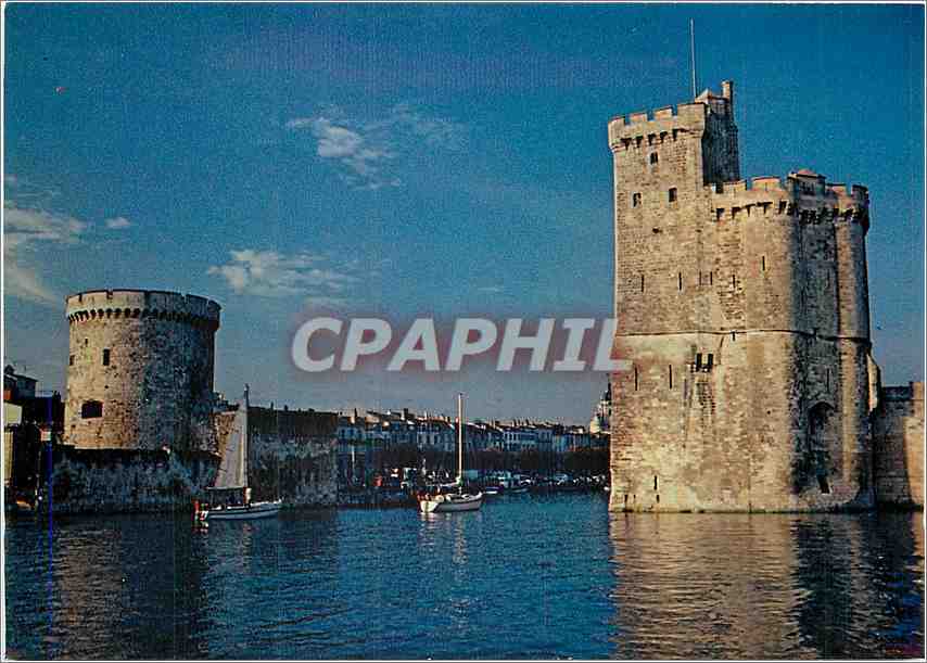 CPM La Rochelle Rentree au port devant la tour Saint Nicolas et la tour de la Chaine 