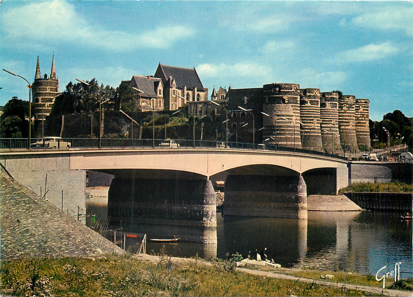 CPM Angers Maine et Loire Le Chateau dominant la Maine 