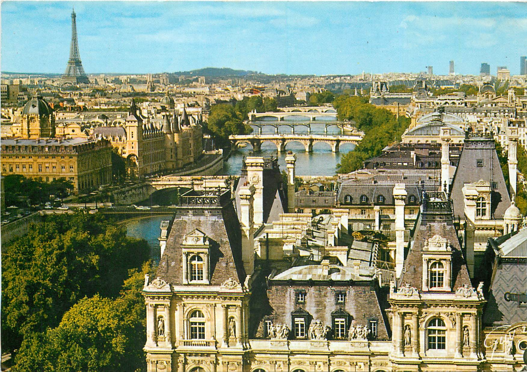 CPM Paris Vue generale De droite a gauche les toits de l'hotel de ville Tour Eiffel