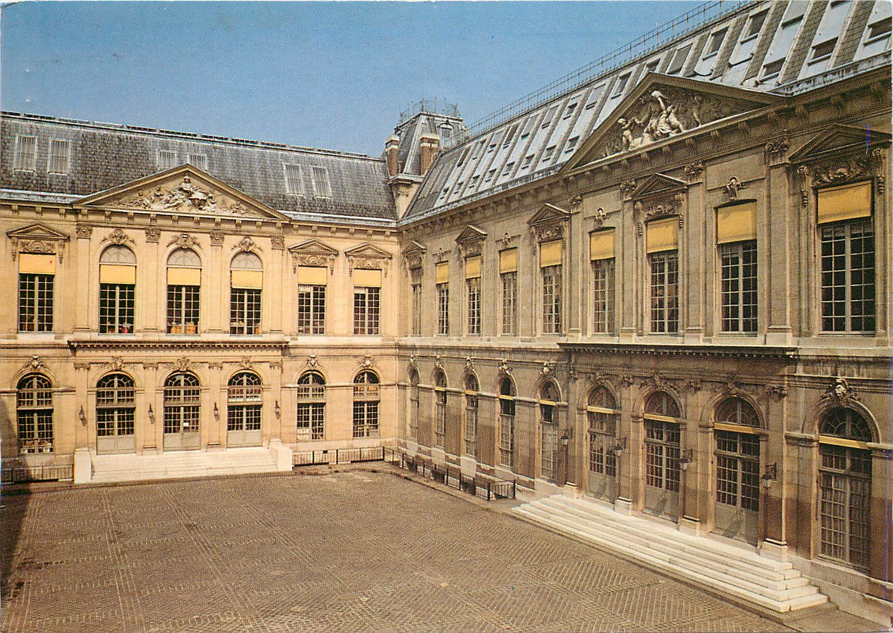 CPM Bibliotheque nationale Cour d'honneur Paris