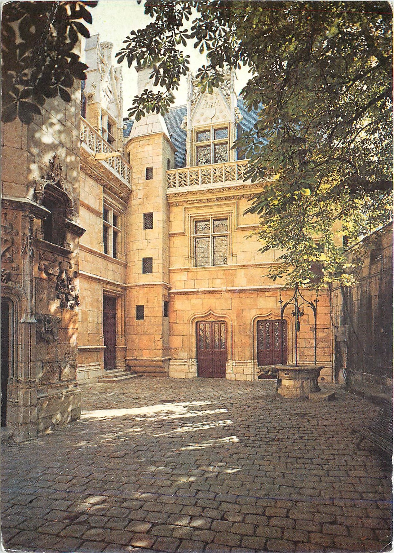 CPM Paris Musee des Thermes et de l'Hotel de Cluny Vue interieure de la cour de l'Hotel de Cluny 
