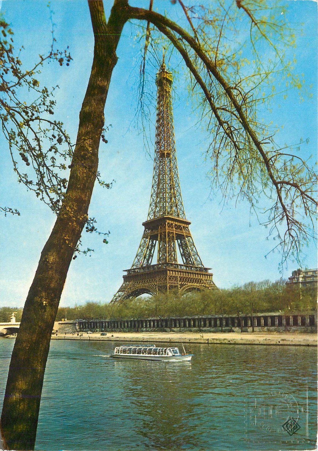 CPM Paris Merveille du Monde La Tour Eiffel Vedette sur la Seine 
