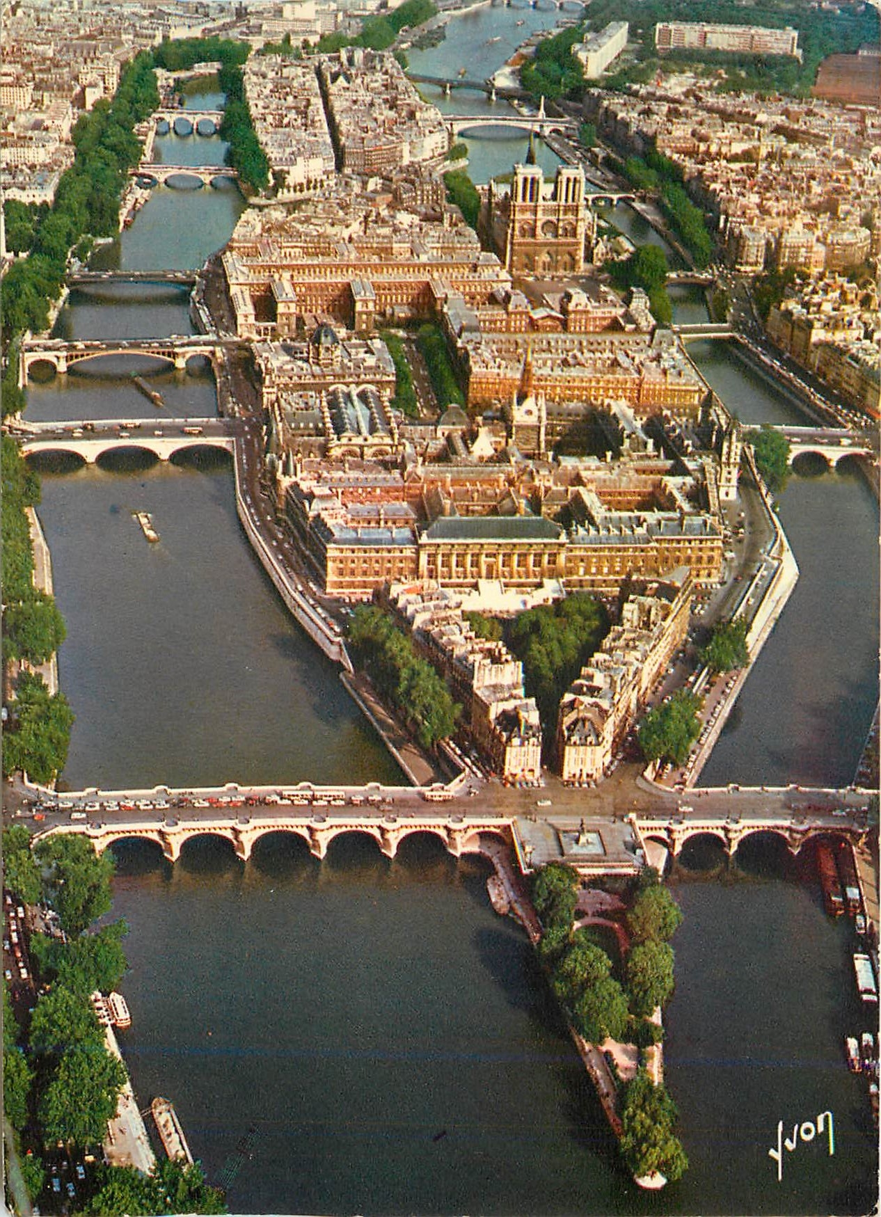 CPM En survolant Paris L'lle de la Cite et la Seine Le Pont Neuf Le Palais de Justice 