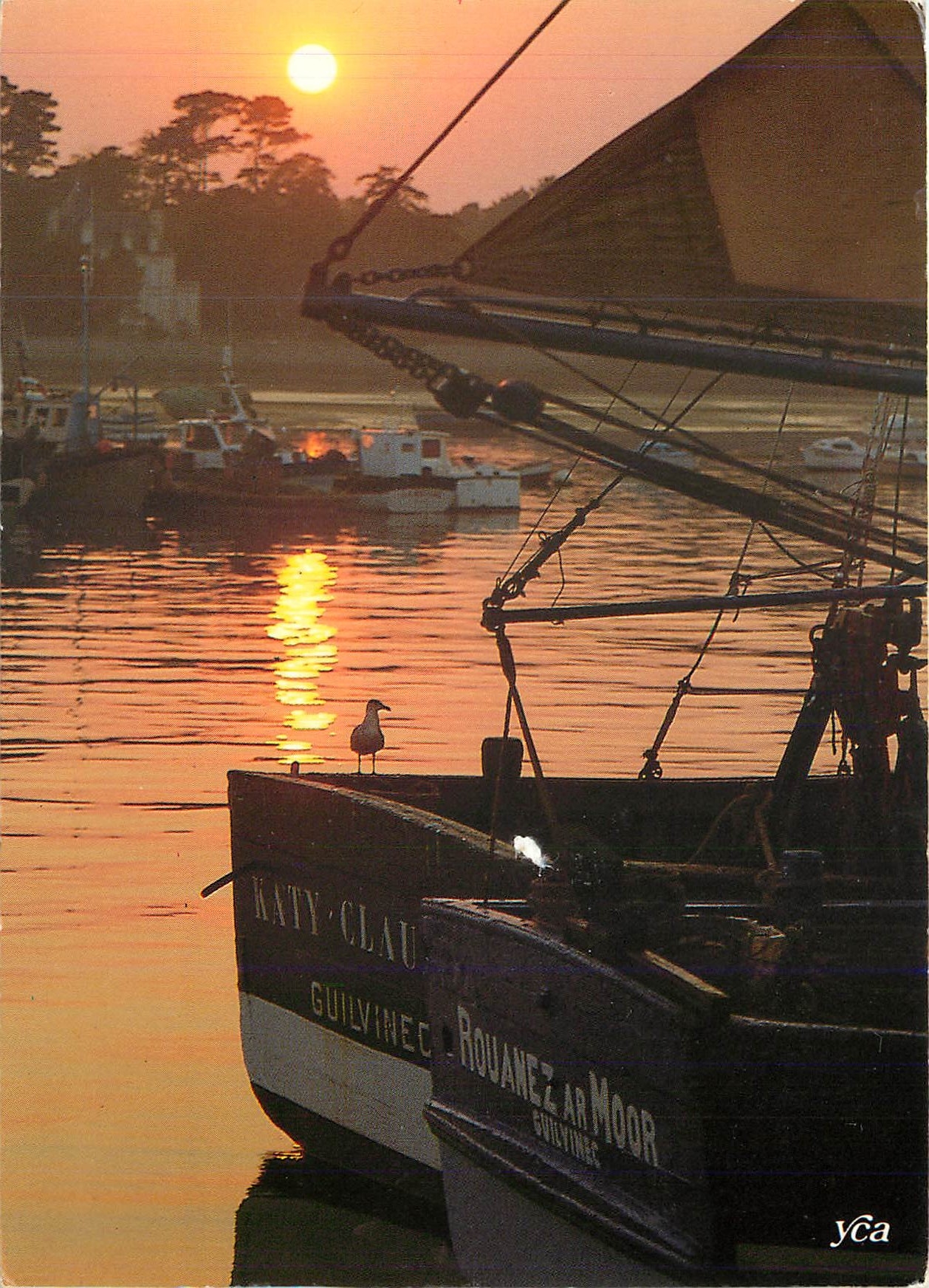 CPM La Bretagne pittoresque A l'abri dans le port Goetland au repos 
