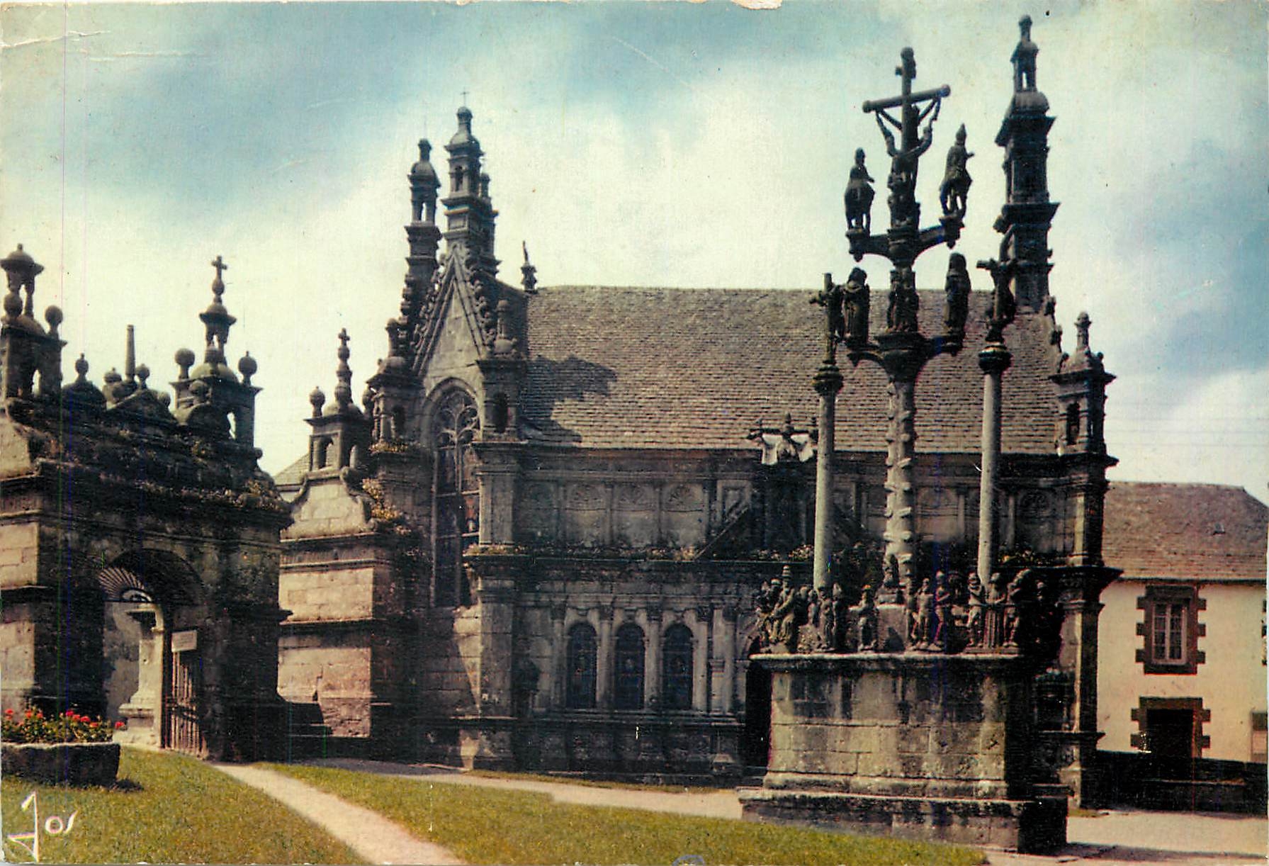 CPM Saint Thegonnec Finistere Le calvaire a cote de l'ossuaire et l'arc de Triomphe de la Renaissanc