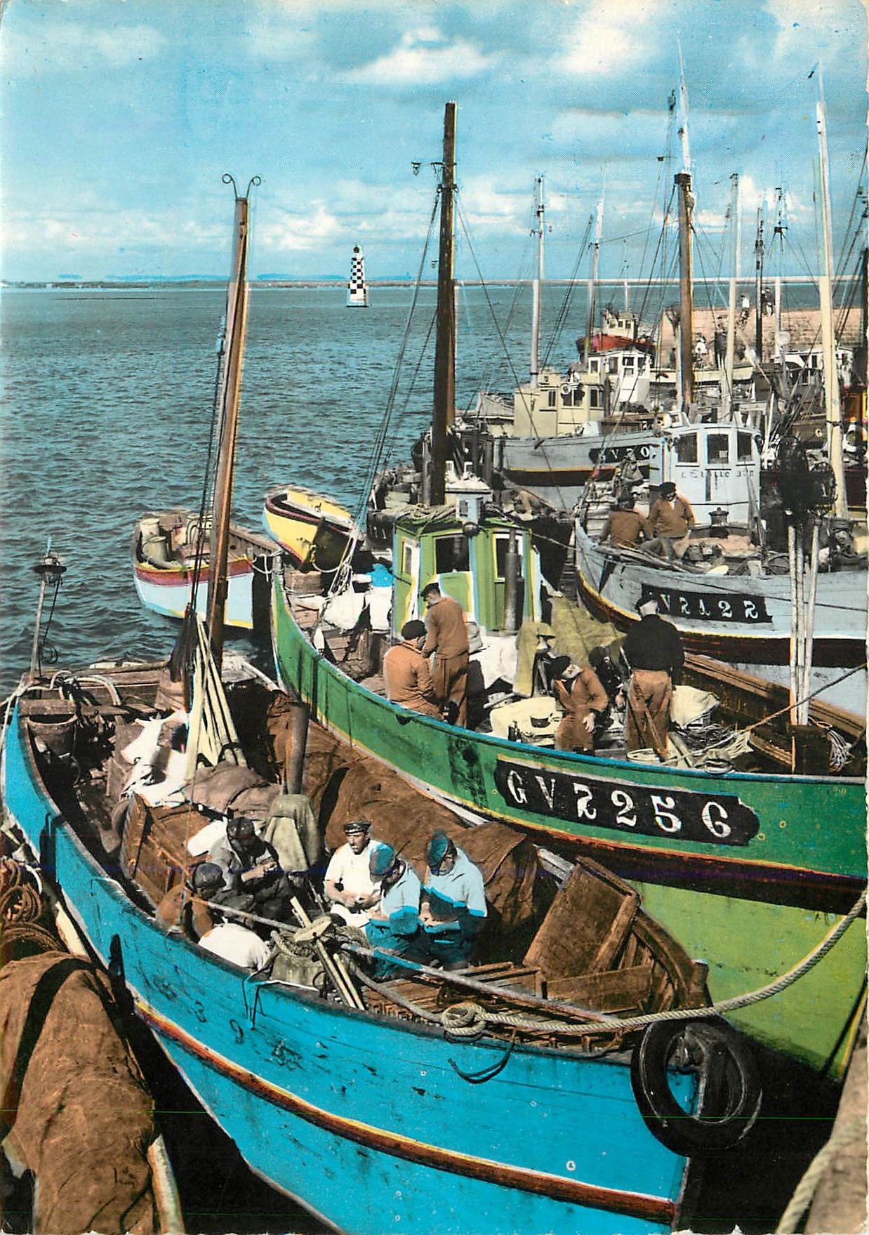 Loctudy — Pêcheurs au port préparant leurs repas — Studio Foullet-Hannno