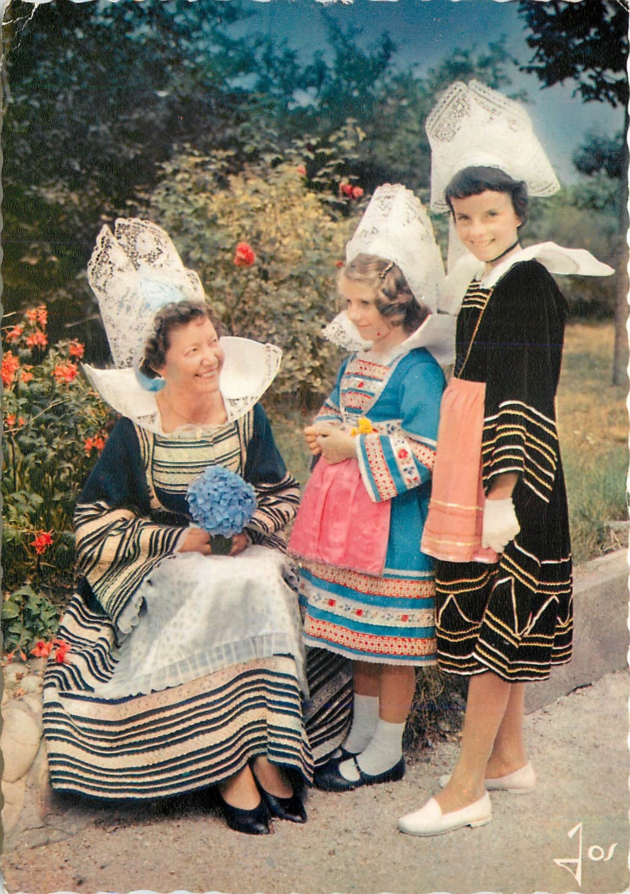 Femmes et enfants en costumes traditionnels néerlandais — Éditeur : La Bretagne en Couleurs, Fouesnant-Benodet-Concarneau