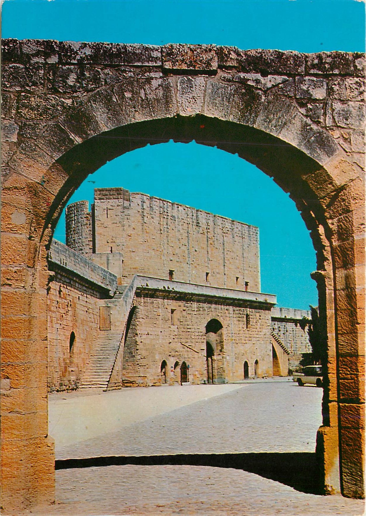 CPM Aigues Mortes et ses remparts L'entree de la ville 