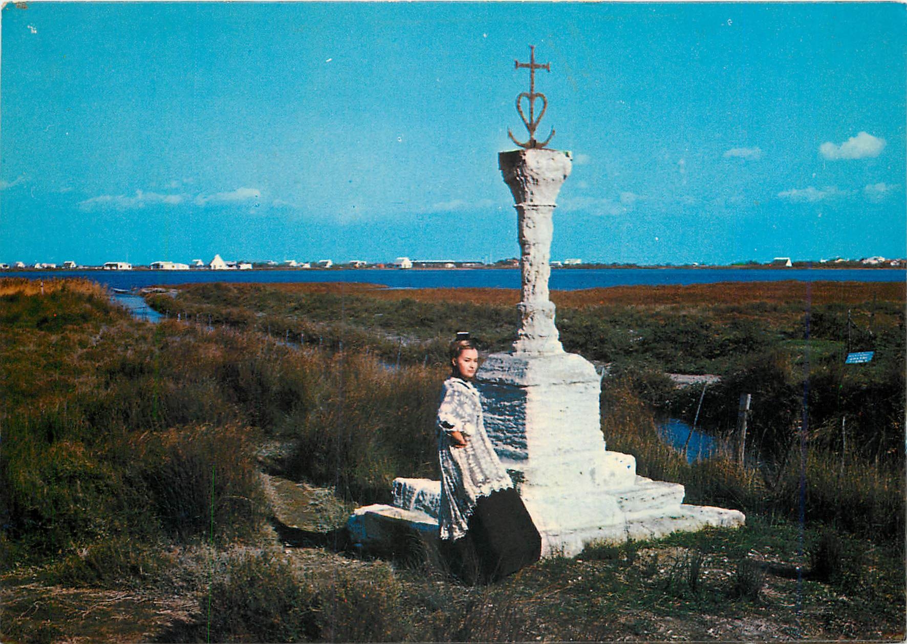 CPM Aigues Mortes Gard Arlesienne et la Croix des Gardians 