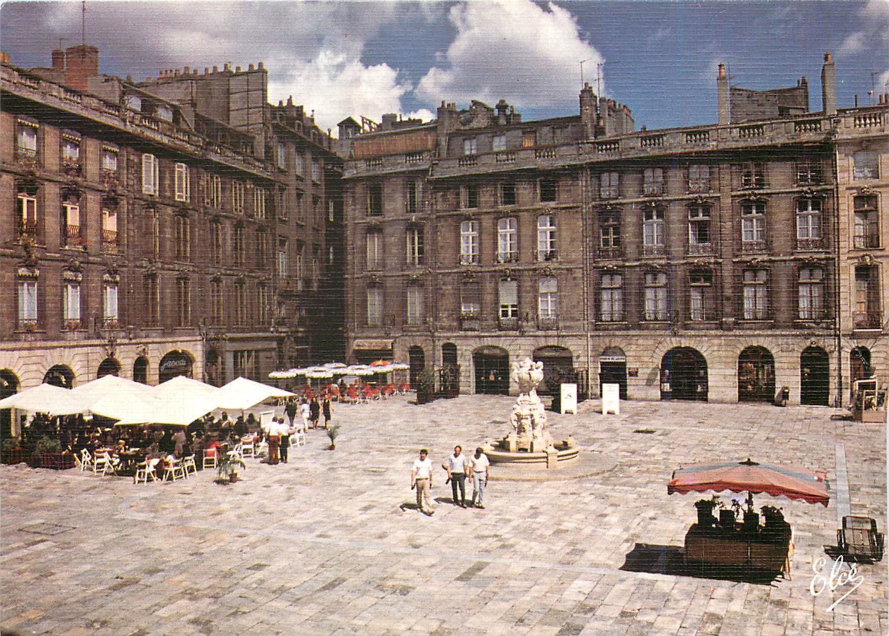 CPM Bordeaux La Place du Parlement dans le Vieux Bordeaux 